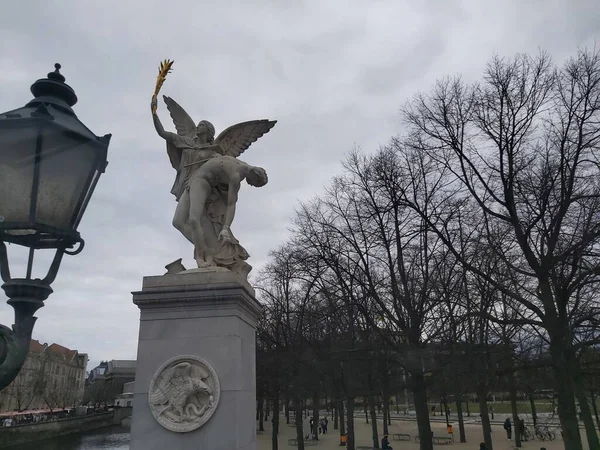 Berlin, Almanya yaklaşık Nisan 2022 - Berlin 'de gri bir günde binalar ve sokaklar