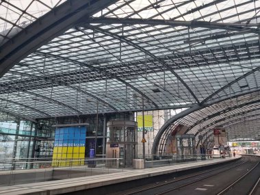 Berlin Almanya - Berlin 'de merkezi bir istasyonda # StandWithUkraine