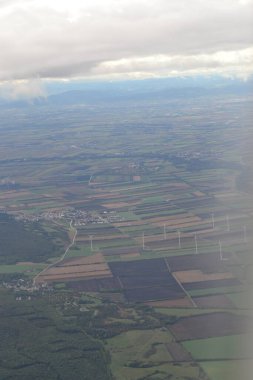 İtalya 'daki rüzgar çiftliğinin havadan görünüşü