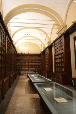 İtalya 'daki eski ahşap üniversite kütüphanesi, Bologna
