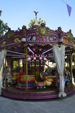 Pesaro, İtalya - 6 Ekim 2017: Pesaro, İtalya 'daki renkli karnaval atlıkarıncaları.