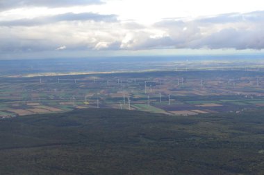 İtalya 'daki rüzgar çiftliğinin havadan görünüşü