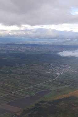 Yazın güzel yeşil kırsal alanların kırsal manzarası.