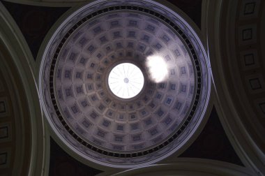 Binanın katedralinin kubbesi..