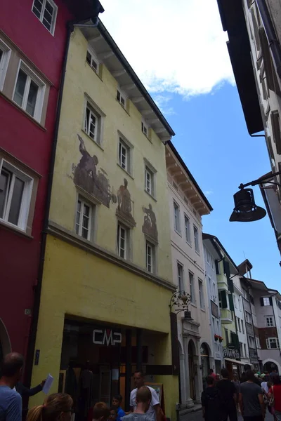 Halk, İtalya ve Avrupa ile Bolzano şehrinin sokak manzarası