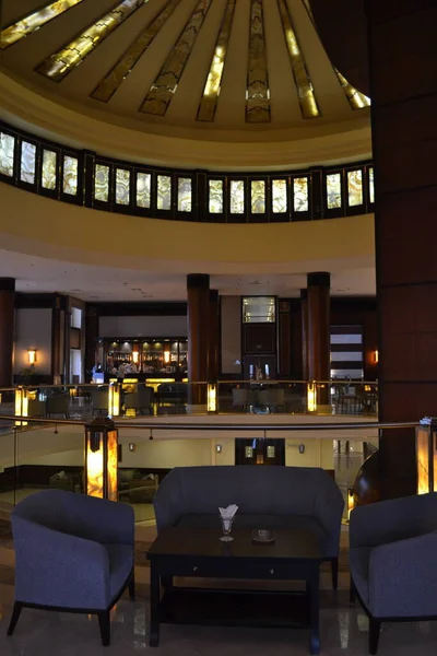 Mısır 'da modern bir otelin içinde.