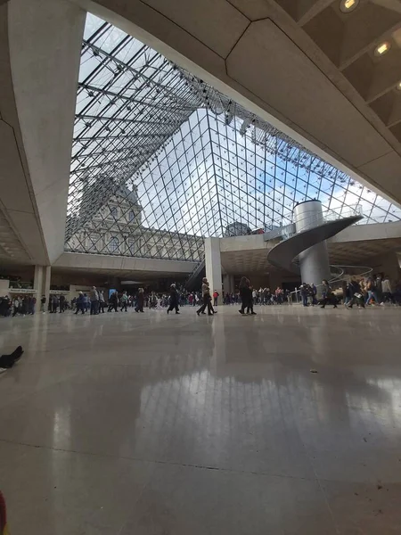 Paris França Entrada Louvre Visitantes Átrio Sob Uma Pirâmide Vidro — Fotografia de Stock