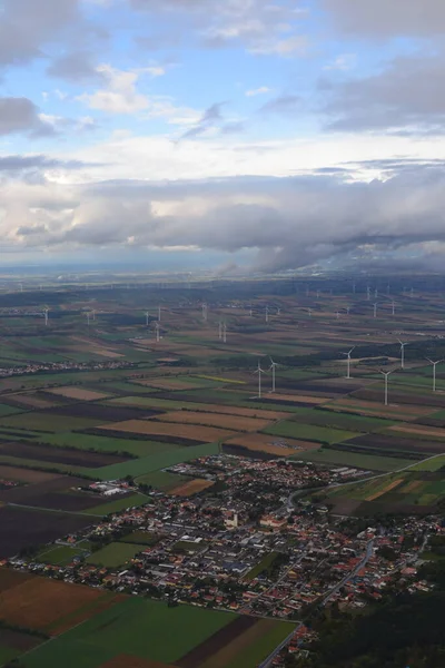 İtalya 'daki rüzgar çiftliğinin havadan görünüşü