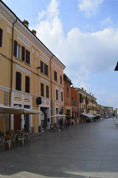 Pesaro, İtalya - 6 Ekim 2017: Pesaro, İtalya sokak manzarası.