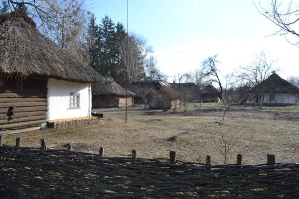 ウクライナのペレイスラフ 茅葺き屋根の古代の粘土の家の景観 民俗建築と中世の生活の博物館 Naddnipryanshchyna — ストック写真