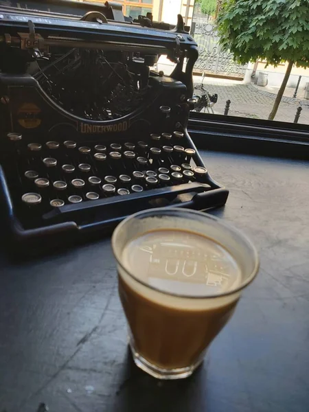 Zbliżenie Zabytkowej Maszyny Pisania Filiżanki Kawy — Zdjęcie stockowe