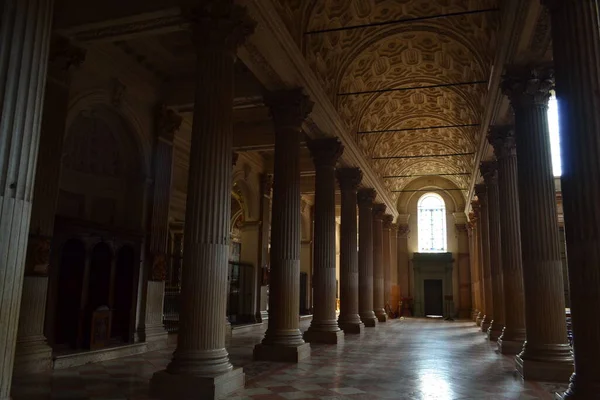 意大利维罗纳大教堂内部 — 图库照片