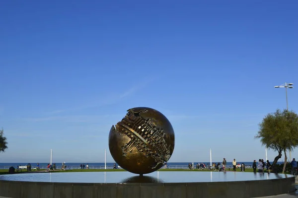 Pesaro, İtalya - 6 Ekim 2017: Pesaro denizi üzerinde Arnaldo Pomodoro 'nun büyük küresi, İtalya, Avrupa.