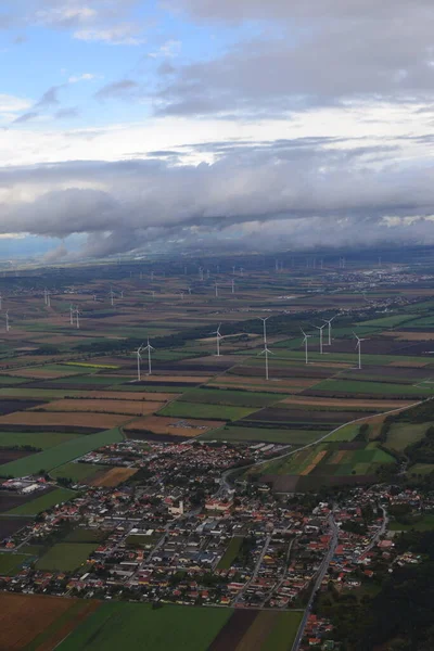 İtalya 'daki rüzgar çiftliğinin havadan görünüşü