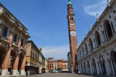 Vicenza, İtalya - Haziran 2017: Saat Kulesi veya Torre Bissara ve İtalya 'nın Veneto bölgesindeki Piazza dei Signori' deki Bazilika Palladiana.