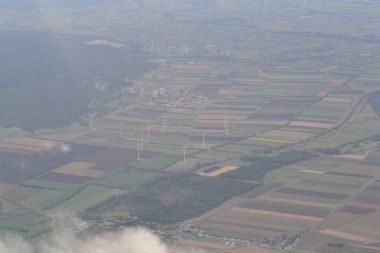 İtalya 'daki rüzgar çiftliğinin havadan görünüşü