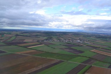 Yazın güzel yeşil kırsal alanların kırsal manzarası.