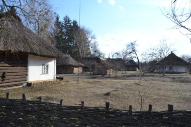 Pereyaslav, Ukrayna: Sazdan çatılı antik kil evin manzarası. Orta Naddnipryanshyna 'nın Halk Mimarisi ve Yaşamı Müzesi.