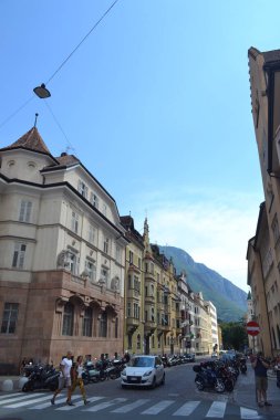 Halk, İtalya ve Avrupa ile Bolzano şehrinin sokak manzarası