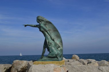 Rimini, İtalya - 6 Ekim 2017: Limanın yanındaki 