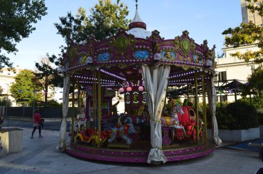 Pesaro, İtalya - 6 Ekim 2017: Pesaro, İtalya 'daki renkli karnaval atlıkarıncaları.