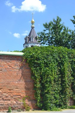 Duvarın arkasındaki güzel bir kilisenin kubbesi.