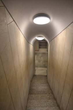 Merdiven ve lamba ile boş koridorun iç görünümü