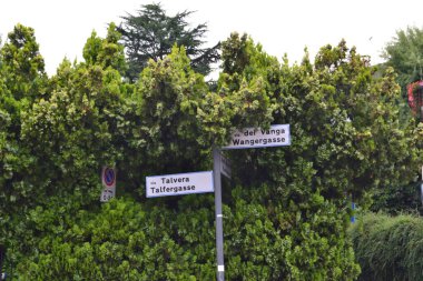 Şehir parkında yol işaretleri 