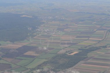 İtalya 'daki rüzgar çiftliğinin havadan görünüşü