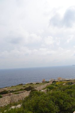 Atlantik Okyanusu 'ndaki kayalık sahilin güzel deniz manzarası