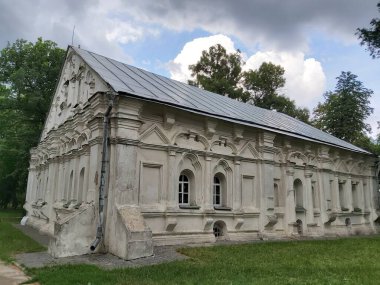 Chernihiv, Ukrayna şehir parkında antik bir bina.