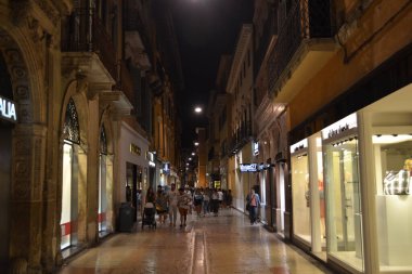 İnsanlar gece Verona 'da yürüyorlar.