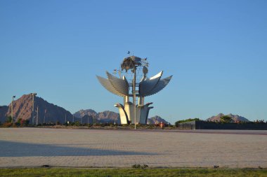 SHARM EL SHEIKH, EGYPT: Güneşli bir günde anıt ve turistlerle birlikte Mısır 'ın Sharm el Sheikh şehrindeki Barış Meydanı.