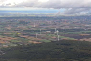 İtalya 'daki rüzgar çiftliğinin havadan görünüşü