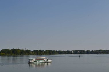Mantova şehrindeki nehrin üzerindeki geminin görüntüsü