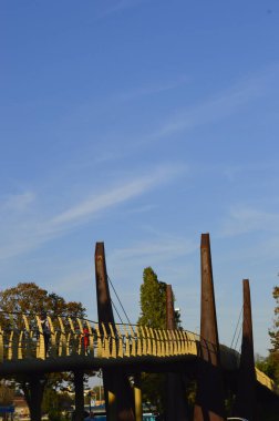 İnsanlar Rimini şehrinde, İtalya 'da, Avrupa' da köprüde yürüyor