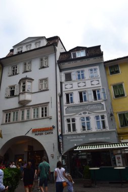 Halk, İtalya ve Avrupa ile Bolzano şehrinin sokak manzarası
