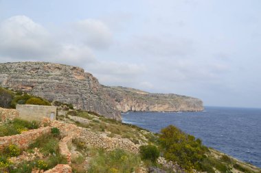 Atlantik Okyanusu 'ndaki kayalık sahilin güzel deniz manzarası