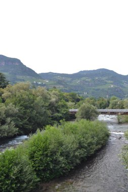 Nehir ve dağlarla dolu güzel bir manzara