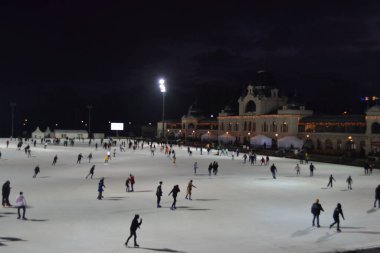 İnsanlar kışın buz pateni yapar.