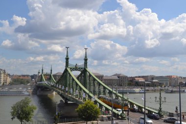 Budapeşte, Macaristan - 13 Aralık 2019: Macaristan 'ın başkentindeki en eski köprülerden biri olan Özgürlük Köprüsü manzarası. 