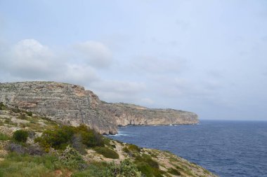 Atlantik Okyanusu 'ndaki kayalık sahilin güzel deniz manzarası