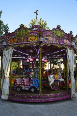 Pesaro, İtalya - 6 Ekim 2017: Pesaro, İtalya 'daki renkli karnaval atlıkarıncaları.