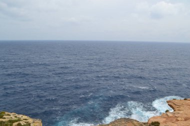 Atlantik Okyanusu 'ndaki kayalık sahilin güzel deniz manzarası