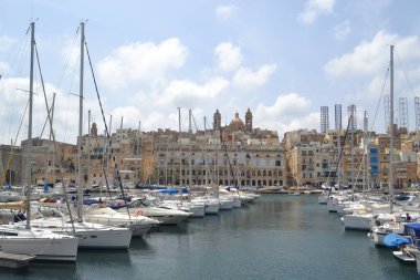 arka planda, Malta Valletta Harbour cityscape ile birçok güzel tekne