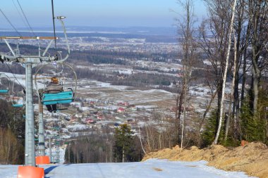 Ukrayna 'nın Mihove köyündeki dağlarda kayak kaldırma manzarası 