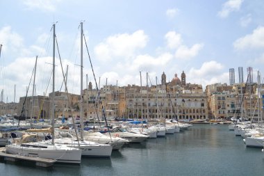 arka planda, Malta Valletta Harbour cityscape ile birçok güzel tekne