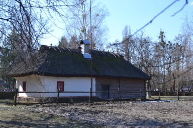 Pereyaslav, Ukrayna: Sazdan çatılı antik kil evin manzarası. Orta Naddnipryanshyna 'nın Halk Mimarisi ve Yaşamı Müzesi.