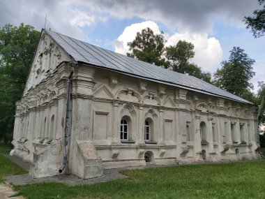 Chernihiv, Ukrayna şehir parkında antik bir bina.