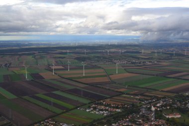 İtalya 'daki rüzgar çiftliğinin havadan görünüşü
